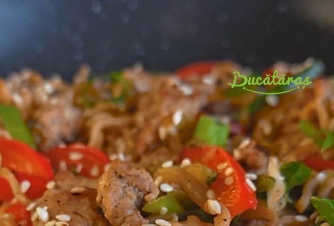 Noodles cu carne tocată de curcan - Un preparat rapid, gustos și plin de aromă