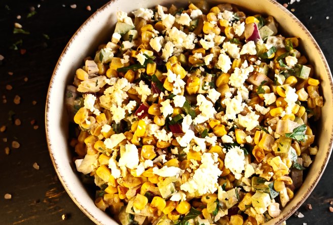 Salată cu porumb și feta – rețetă rapidă, fresh și delicioasă
