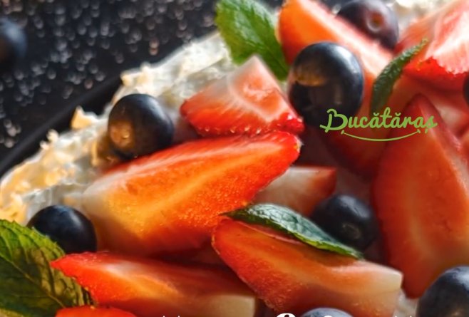 Tartă cu frișcă și fructe - Deliciul pufos și cremos care te cucerește
