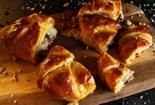 Camembert în foitaj - Aperitivul savuros care te cucerește