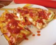 Pizza ţărănească şi picantă cu blat subţire-4