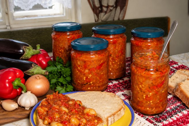 Zacusca cu fasole,gogosari si vinete