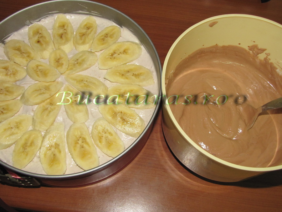 Tort cu mousse caramel, banane si ciocolata