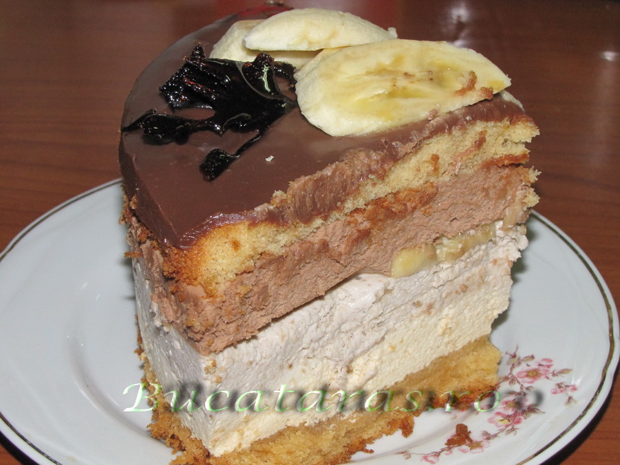 Tort cu mousse caramel, banane si ciocolata