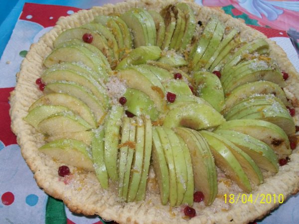 Tarta de mere cu sos dulce acrisor de coacaze