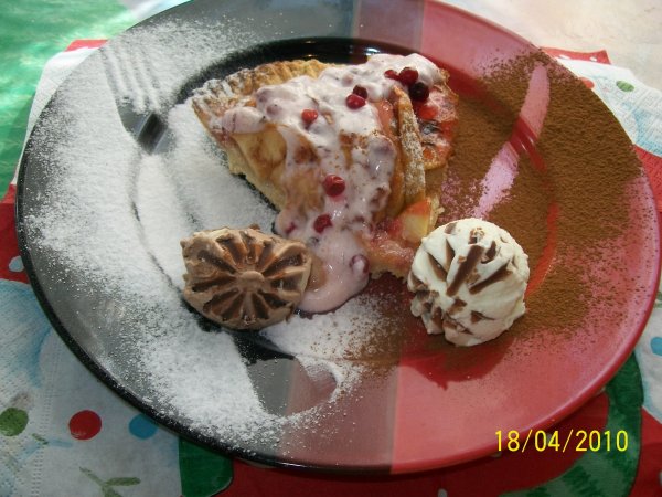 Tarta de mere cu sos dulce acrisor de coacaze