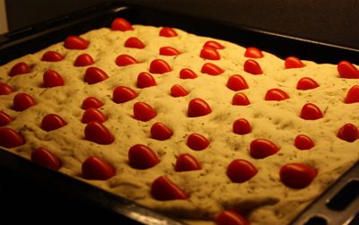 Focaccia alle erbe e pomodorini