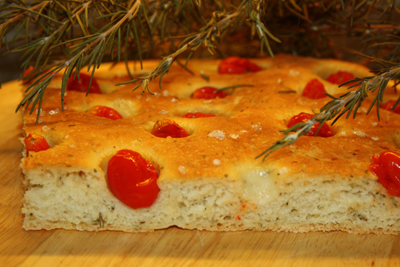 Focaccia alle erbe e pomodorini