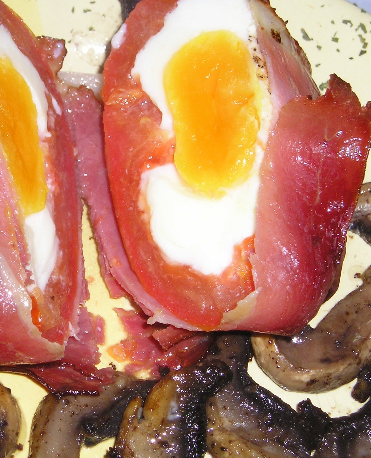 Ochiuri in rosii invelite cu prosciutto