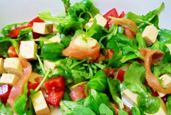 Salata de tofu cu somon si ruccola