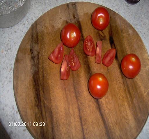 Eisbergsalat cu legume,telemea si somon in sos de mozzarella