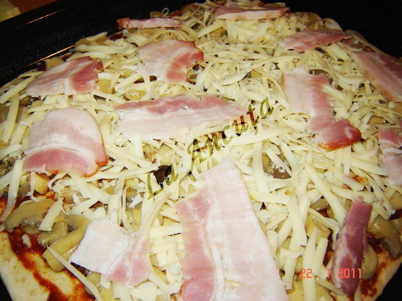 Pizza cu ciuperci si bacon