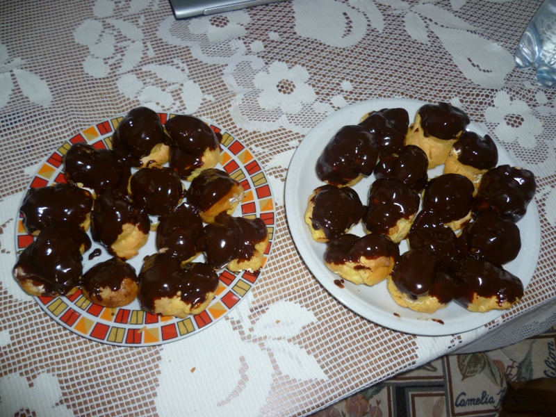 Profiterol cu glazura de ciocolata si topping de caramel