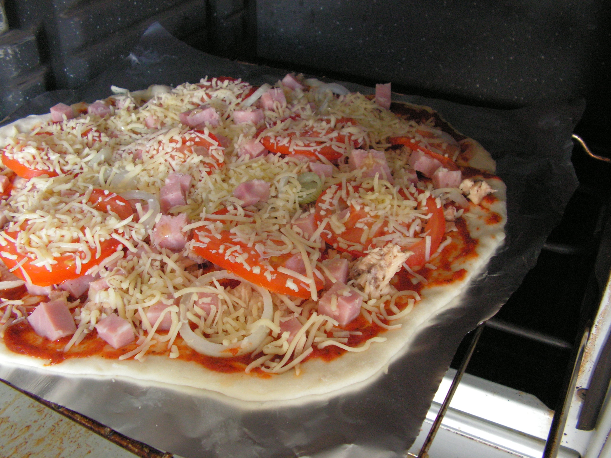 Pizza de casa cu somon si sunca