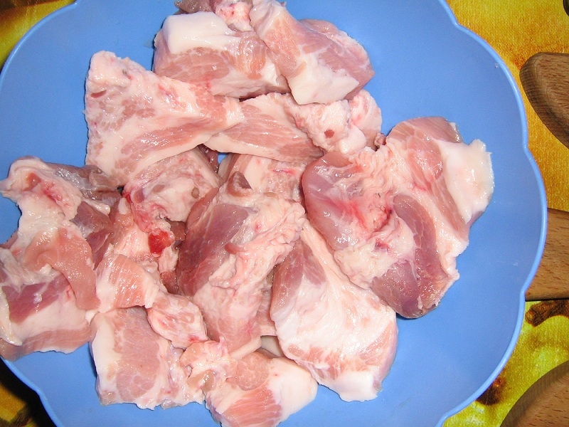 Gusa de porc & aripioare de pui marinate la cuptor cu garnitura de cartofi si sos de ciuperci cu portocala rosie