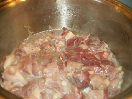 Mancare de castraveti acri si carne de porc