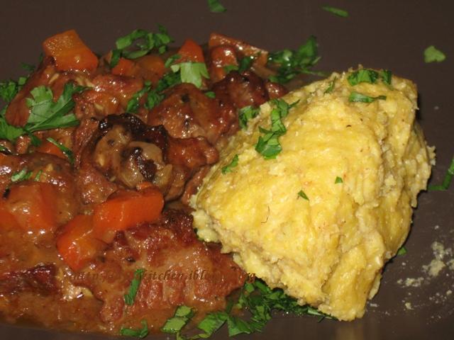 Carne de vita in sos de bere bruna