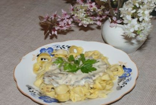 Tortellini cu sos de smântână şi ciuperci