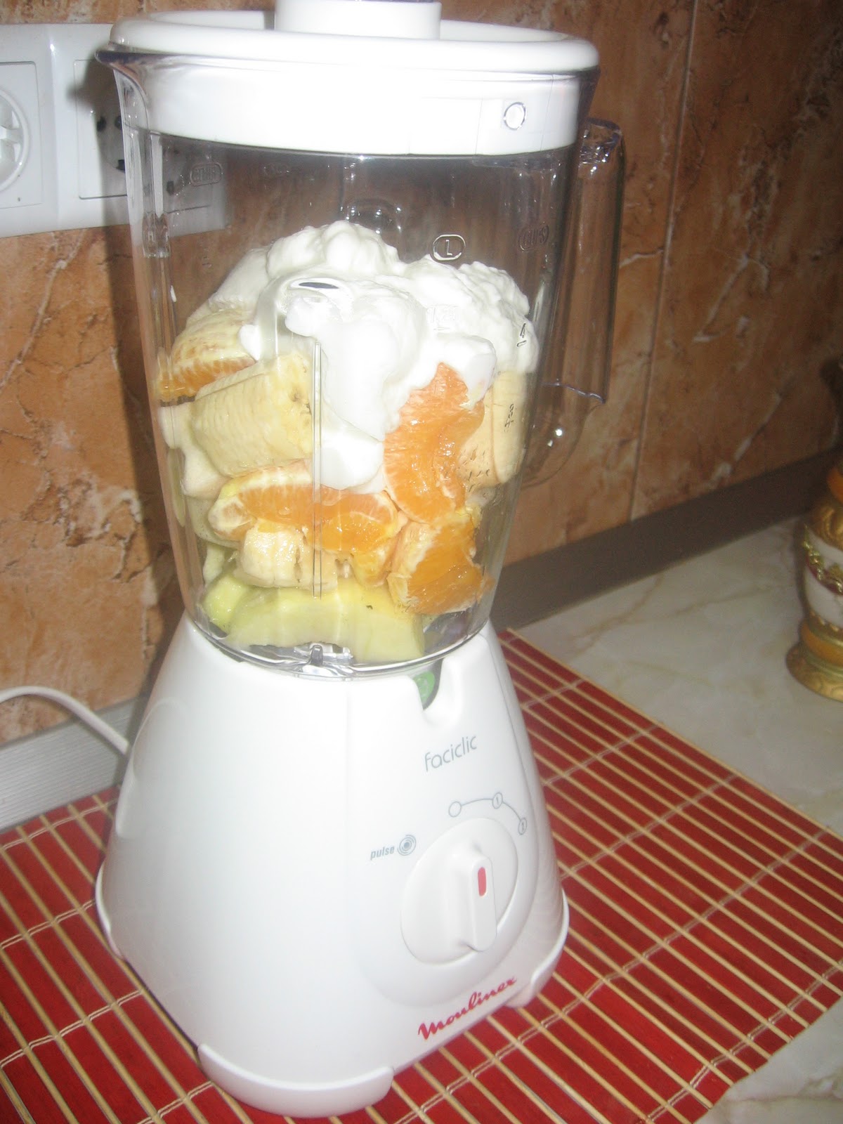 Smoothie cu banana, portocala si mere