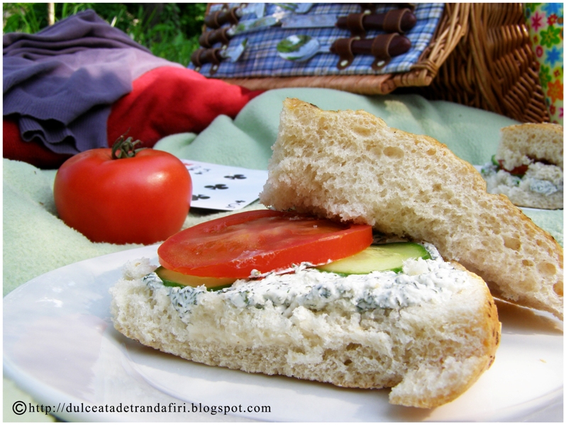 Sandwich-uri cu branza si verdeturi