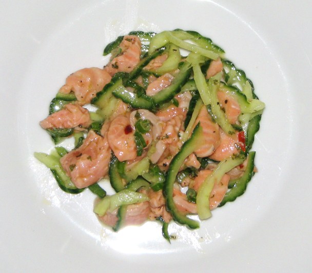 Salata de somon crud si castraveti