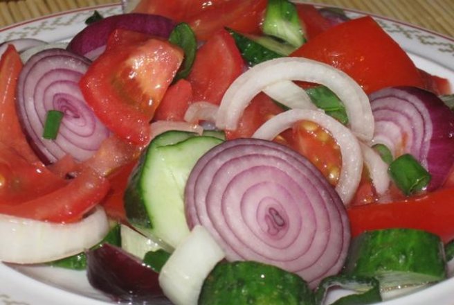 Salata  de rosii, ceapa si castraveti - vedeta in bucataria mea