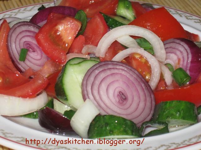 Salata  de rosii, ceapa si castraveti - vedeta in bucataria mea