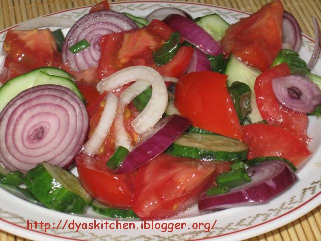 Salata  de rosii, ceapa si castraveti - vedeta in bucataria mea