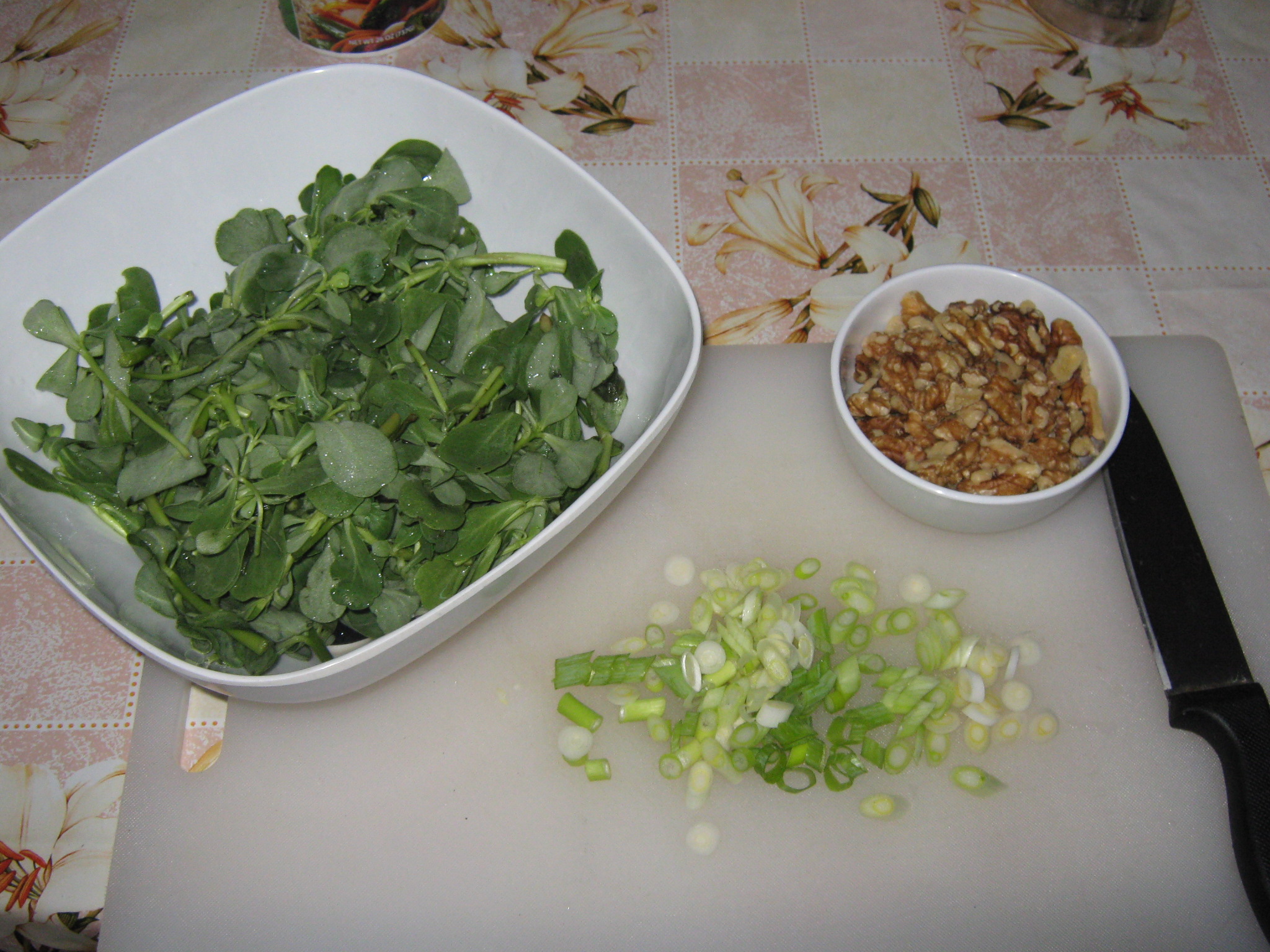 Salata de laptuci cu ceapa verde si nuci