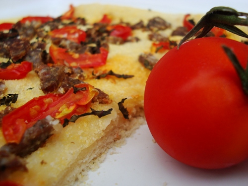 Focaccia cu carne si rosii cherry