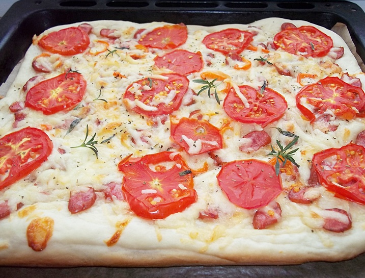 Pizza pe blat de foccacia