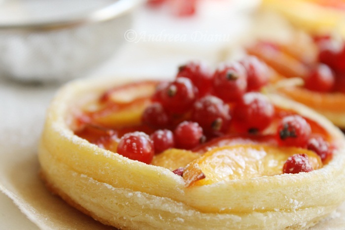 Mini-tarte din foietaj cu nectarine