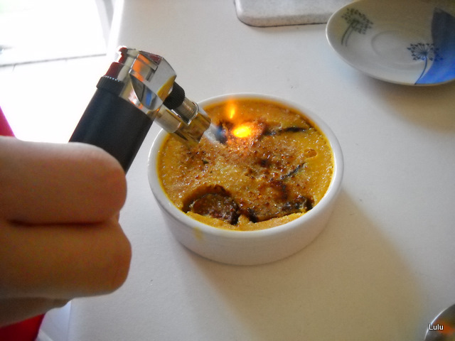 Creme brulee cu smochine si boabe de struguri