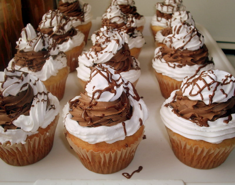 Cupcakes cu ciocolata si frisca