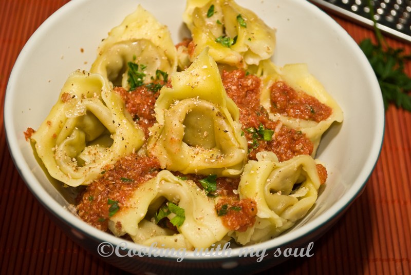 Tortellini de casa cu varza si sos de rosii