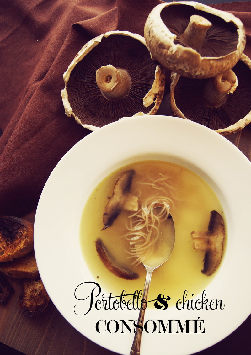 Consommé de pui cu ciuperci Portobello