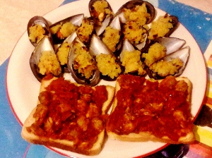 Cozze gratinate si crostoni cu vongole