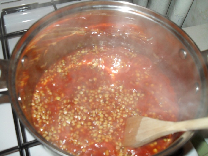 Lenticchie con sugo  e cotechino (Linte cu sos de rosii si carnati)