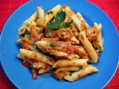 Penne cu ton, legume al dente și capere