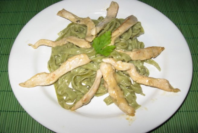 Tagliatelle cu pui si sos de branza