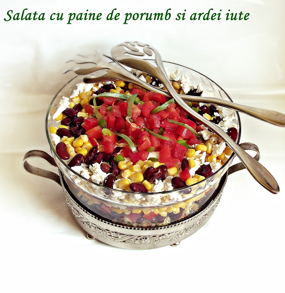 Salata cu paine de porumb si ardei iute.