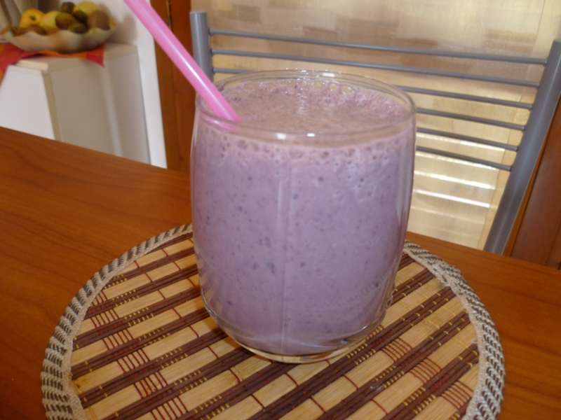 Milkshake de banane cu dulceata de mure