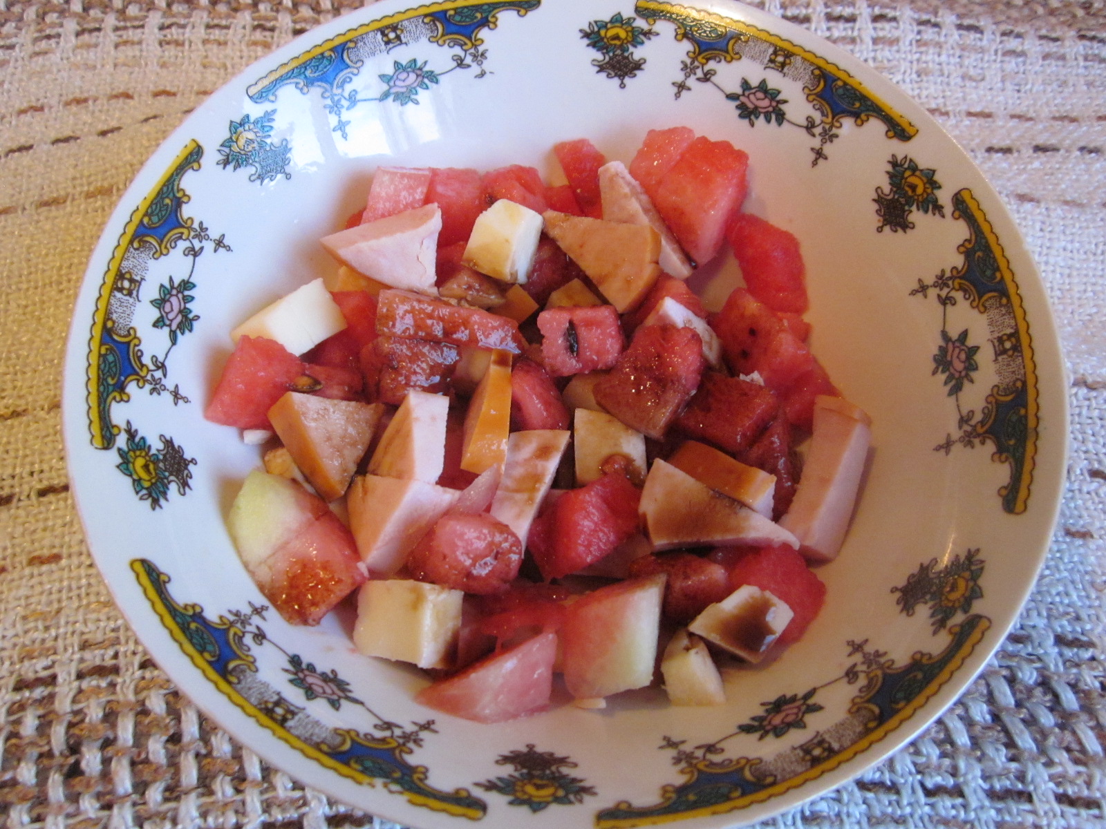 Salata de lubenita cu sunca si cascaval