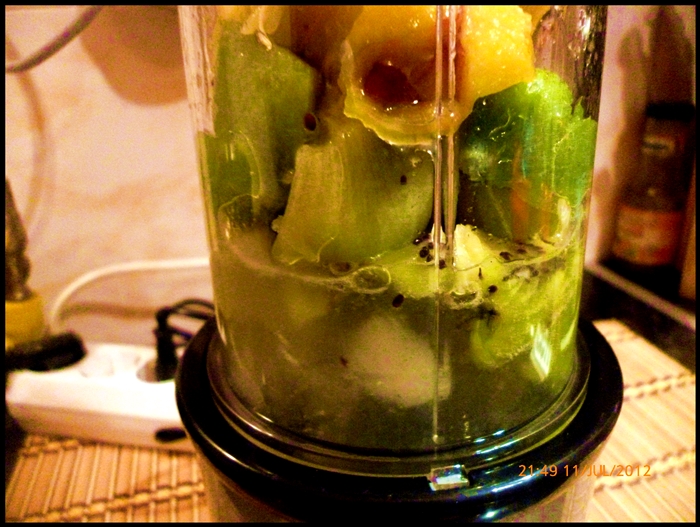 Smoothie de kiwi si piersici