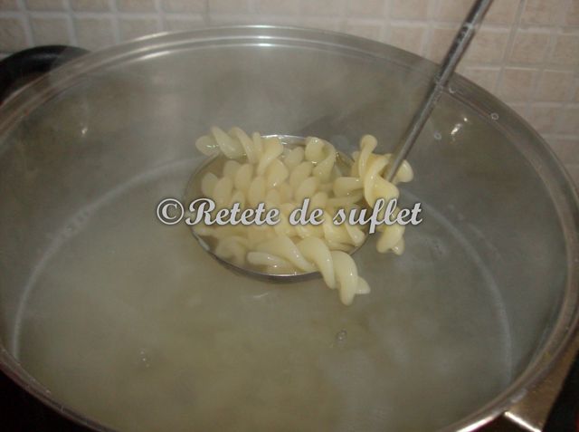 Fusilli cu pui, rosii si sos pesto