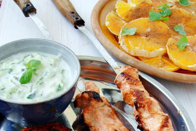 Frigarui tandoori cu raita de castraveti