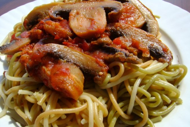 Spaghete tricolore cu ciuperci fripte