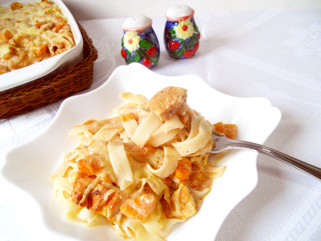 Tagliatelle cu pui la cuptor(Pasta al forno)