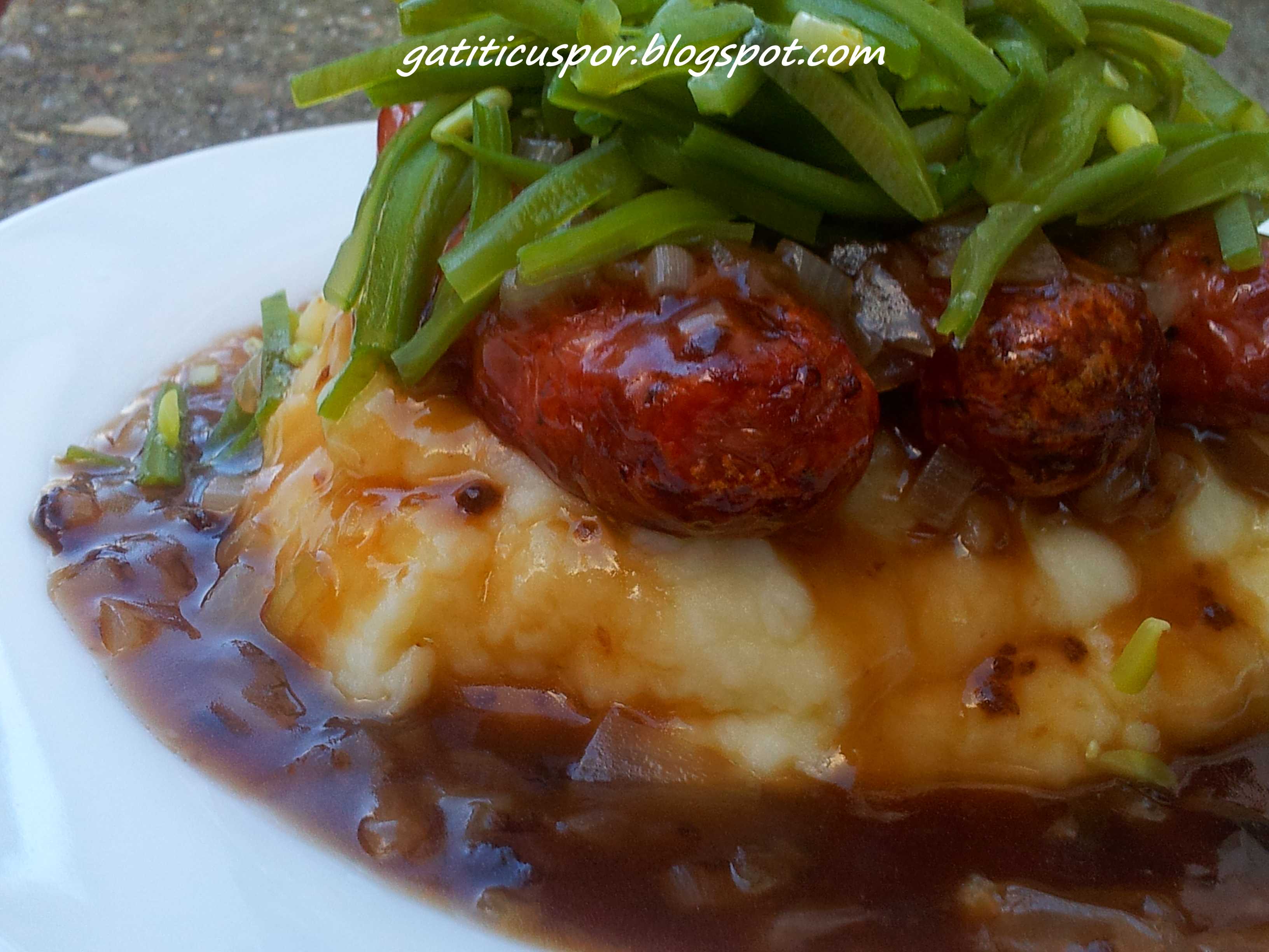 Carnati cu piure si gravy de ceapa (Sausage and Mash)