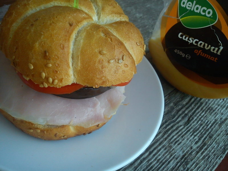 Sandwich cu vinete, cascaval si sunca